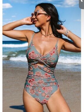 NEW CUPSHE Twist & Cut-Out Floral Tummy Control One-Piece SIZE M Eucalyptus